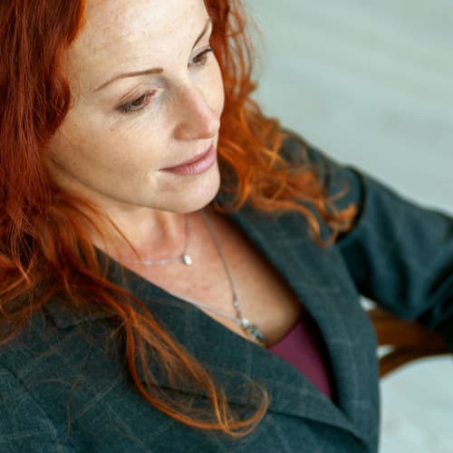 Portret, Nina Kovač, svetovalka za material