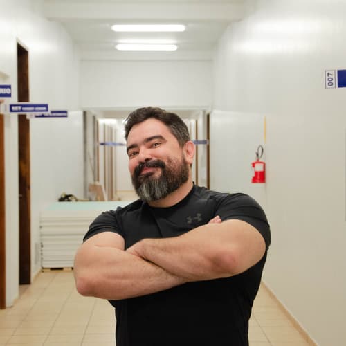Ekipa keramičarjev na delovišču
